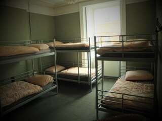 Хостелы Kilkenny Tourist Hostel Килкенни Кровать в общем 8-местном номере для мужчин и женщин-4